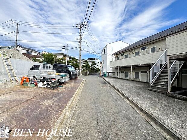 前面道路含む外観・周辺は落ち着いた雰囲気の住宅地です。小さなお子様がいるご家庭も安心です。