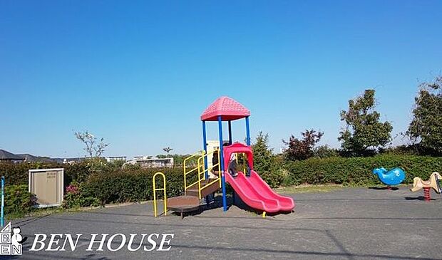 森四丁目第五公園 徒歩4分。樹々に囲まれた気持ちのよい公園です。 300m