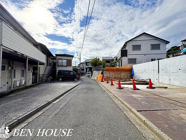 前面道路含む外観・落ち着いた住宅街に面する前面道路は通行量が少なく安心感があります。近隣に緑地や商業施設があり、穏やかな毎日を支えます。