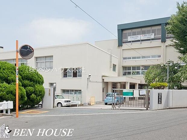 横浜市立笹下中学校 徒歩15分。部活動帰りの帰宅も安心の距離です！ 1160m