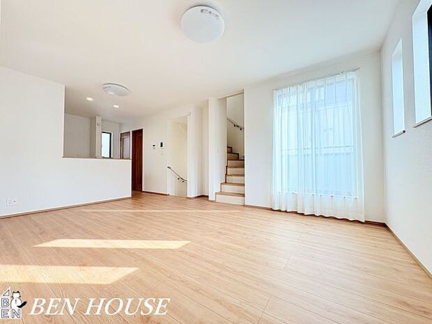 リビング・シンプルで上質な内装のリビングは、インテリアが映える落ち着いた雰囲気。広さと機能性を兼ね備え、休日のリラックスタイムを叶えます。