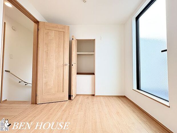 寝室・ゆとりある広さと落ち着いた色調の寝室は、十分な収納と窓からの柔らかな光で朝の支度も快適に、穏やかな眠りを誘う空間です。