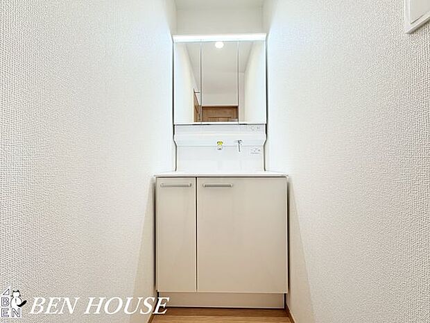 洗面台・朝の身支度や洗顔、手洗いを快適に行えるスペースで、収納も充実しており整理しやすく毎日の生活が便利になります。