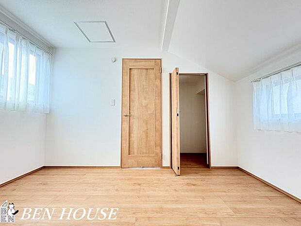 クローゼット・程よい収納量を確保したクローゼットは、整理のしやすさに配慮したつくりが魅力です。室内をすっきり見せられ、穏やかな暮らしをそっと支える設備となっています。