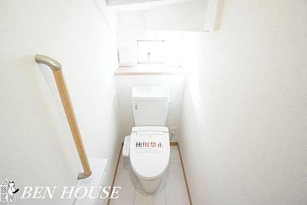 トイレ(同仕様参考写真)・温水洗浄便座を備えたトイレで、快適さと清潔さを両立。明るい色調の内装が清潔感を高め、リラックスできる時間を大切にします。