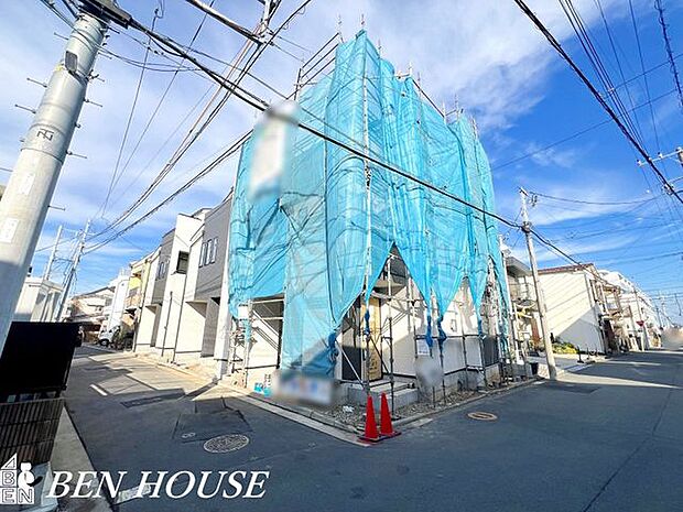 外観・周囲の景色と調和する落ち着いた佇まいの戸建。耐久性に配慮した素材選定とメンテナンスしやすい外構で、安心して長く暮らせる外観設計です。