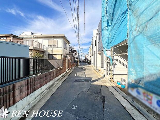 前面道路含む外観・ゆとりある前面道路に面した開放感溢れるお住まいです。見通しの良い前面道路でお車の駐車もしやすいです。