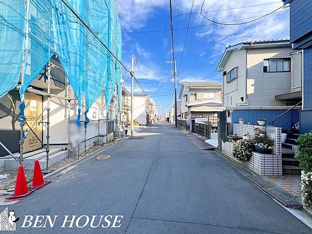 前面道路含む外観・静かな前面道路に面した閑静な住まい。周囲は低層住宅が中心で日当たりや風通しにも恵まれ、ゆったりとした日常が期待できます。