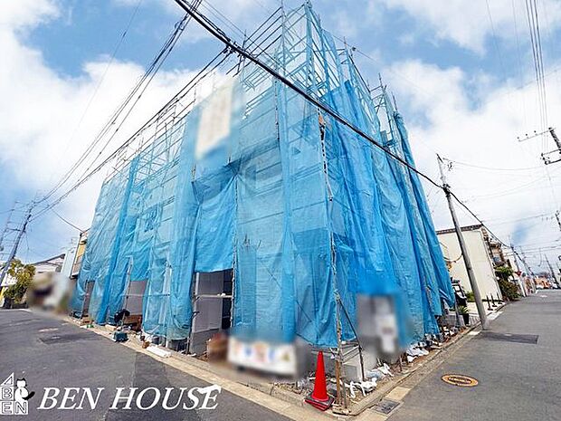 前面道路含む外観・静かな前面道路に面した閑静な住まい。周囲は低層住宅が中心で日当たりや風通しにも恵まれ、ゆったりとした日常が期待できます。