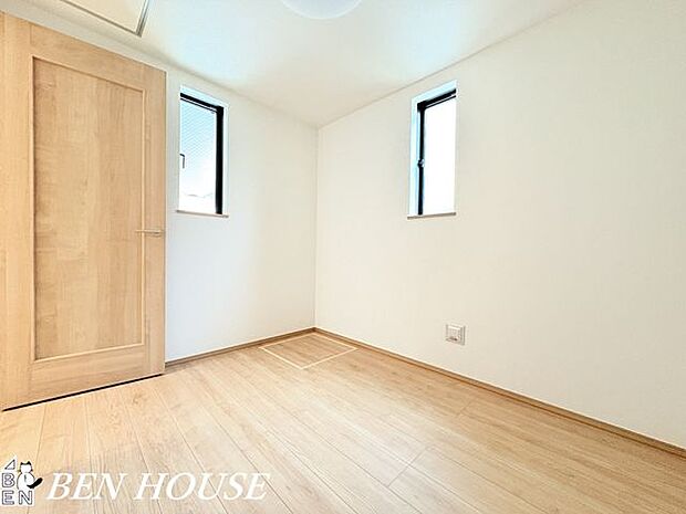 洋室・コンパクトながら動線が良く収納が工夫された洋室は、効率的なレイアウトで毎日の暮らしをすっきり整える設計です。