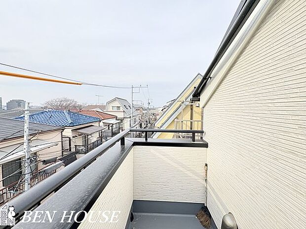 眺望・バルコニーから広がる街並みと遠景が暮らしの風景に。朝夕の空の表情が日常を彩り、心地よいくつろぎの時間を演出します。