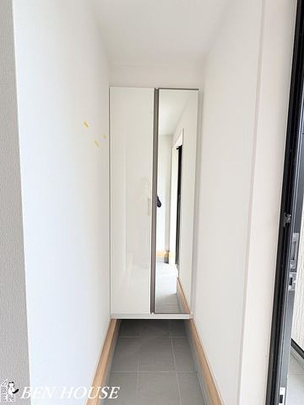 玄関・靴や雨具をまとめて収納でき、玄関をすっきり保てるシューズボックス付き。出入りがスムーズで来客にも好印象な空間です。