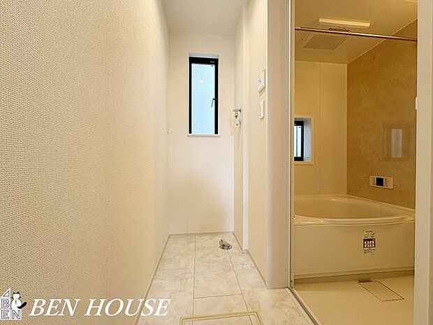 浴室・一日の疲れを癒す広々としたお風呂。脚を伸ばしてゆったりと入浴してリラックスタイムを満喫できるバスルームです。