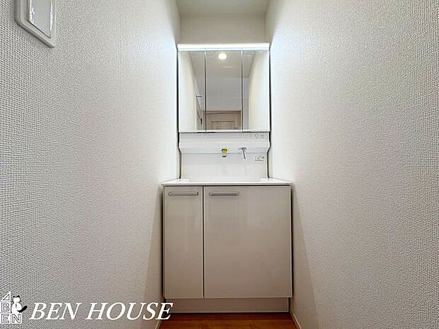 洗面台・朝の身支度や洗顔、手洗いを快適に行えるスペースで、収納も充実しており整理しやすく毎日の生活が便利になります。