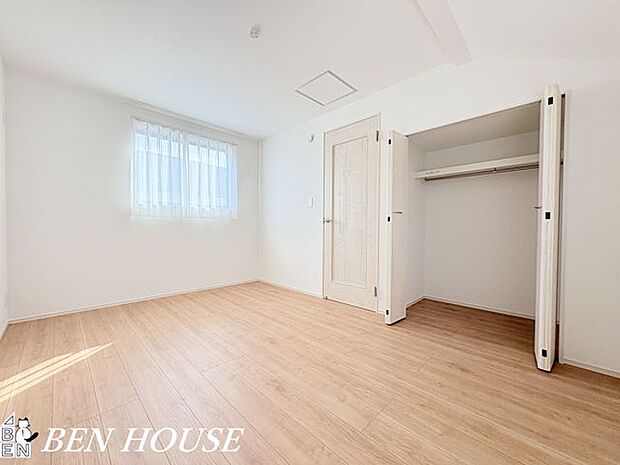 クローゼット・程よい収納量を確保したクローゼットは、整理のしやすさに配慮したつくりが魅力です。室内をすっきり見せられ、穏やかな暮らしをそっと支える設備となっています。