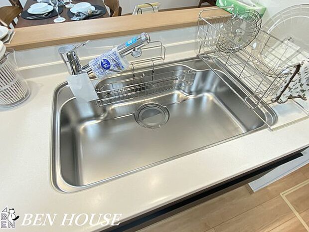 キッチン水栓(同仕様参考写真)・クリアな水が毎日使えるスマートな浄水器一体型。お料理にも気軽に使える人気の設備です。