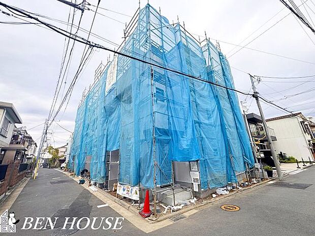 外観・周辺にはコンビニやスーパーがいくつもあるので、日々のお買い物には困りません。