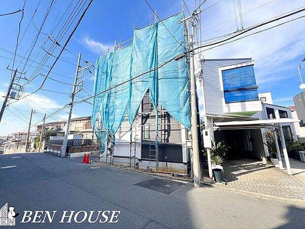 外観・周辺にはコンビニやスーパーがいくつもあるので、日々のお買い物には困りません。