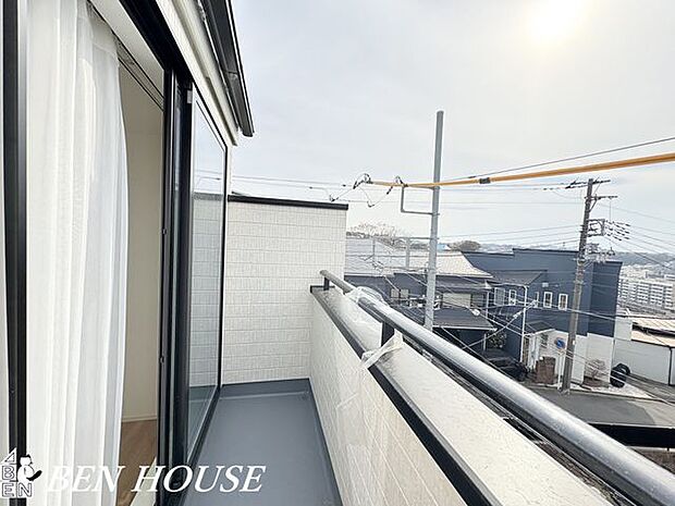 バルコニー・眺望を生かす配置のバルコニーは夕景や街の灯りを楽しめる特等席に。チェアを置いてゆったり過ごす時間が日常の楽しみになります。