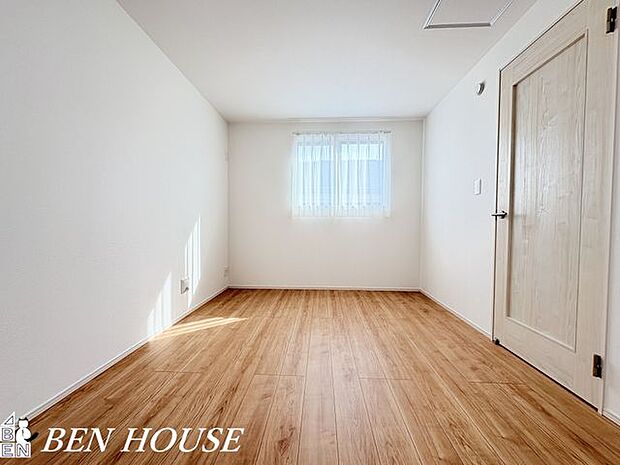 洋室・コンパクトながら動線が良く収納が工夫された洋室は、効率的なレイアウトで毎日の暮らしをすっきり整える設計です。