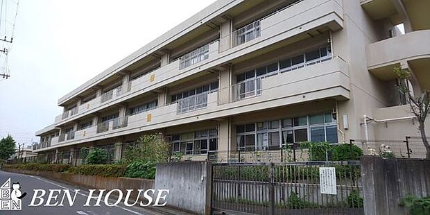 横浜市立富士見台小学校 徒歩11分。教育施設が近くに整った、子育て世帯も安心の住環境です。 880m