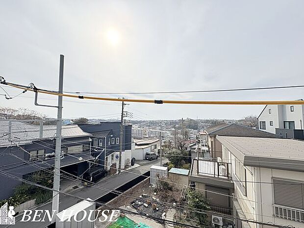 眺望・バルコニーから広がる街並みと遠景が暮らしの風景に。朝夕の空の表情が日常を彩り、心地よいくつろぎの時間を演出します。