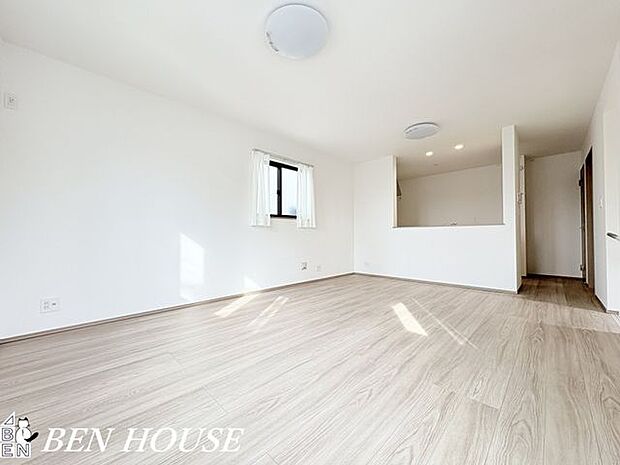 リビング・シンプルで上質な内装のリビングは、インテリアが映える落ち着いた雰囲気。広さと機能性を兼ね備え、休日のリラックスタイムを叶えます。