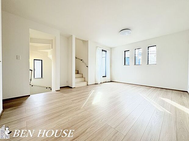 リビング・食事時にはいい香りに包まれる一体感のあるリビングは何気ない会話を楽しみながらのんびりと過ごせる空間です。