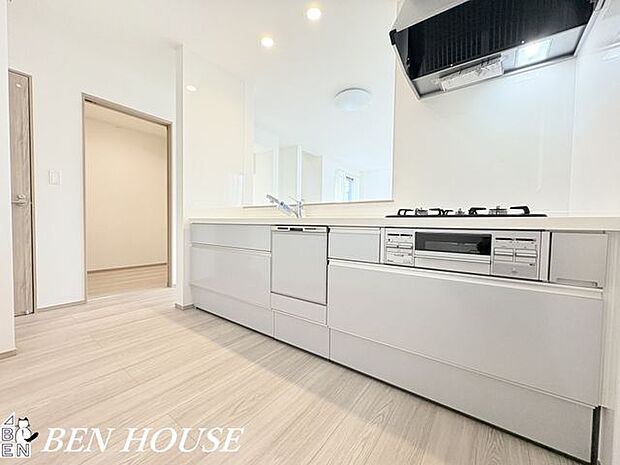 キッチン・シンプルで上質なデザインのシステムキッチン。機能的な設備が整い、使うほどに心地よさを感じます。