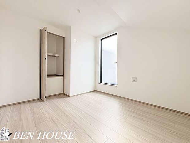 子供部屋・明るく風通しの良い空間で、子どもがのびのび過ごせる部屋。学びや遊びに合わせて自由に使えます。