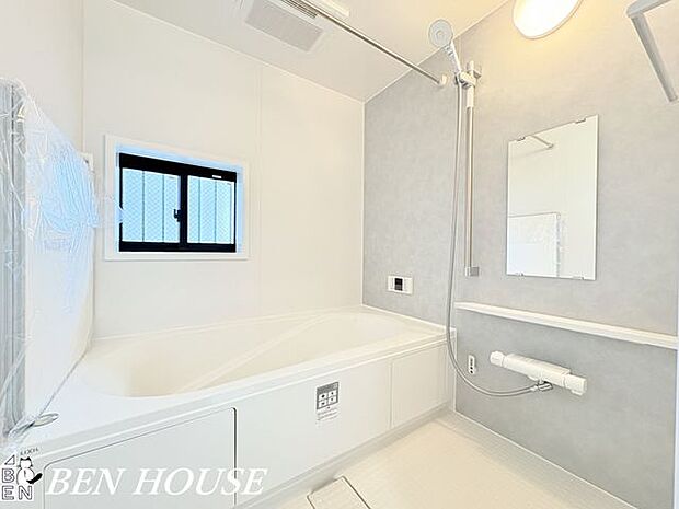 浴室・一日の疲れを癒す広々としたお風呂。脚を伸ばしてゆったりと入浴してリラックスタイムを満喫できるバスルームです。