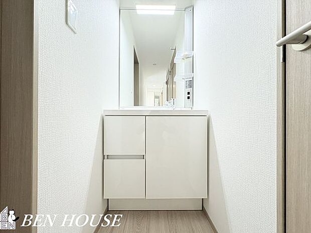 洗面台・朝の身支度や洗顔、手洗いを快適に行えるスペースで、収納も充実しており整理しやすく毎日の生活が便利になります。