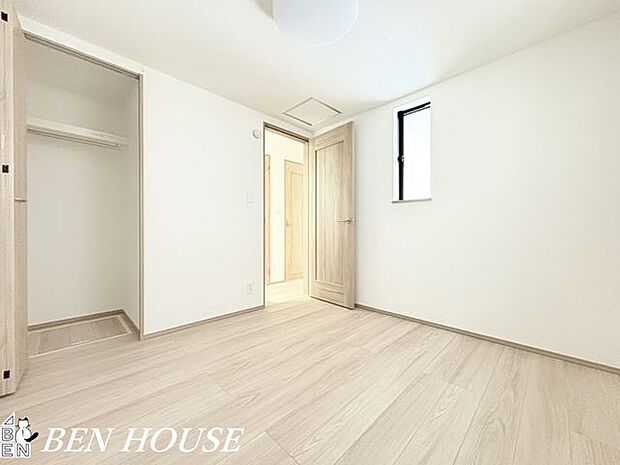 クローゼット・程よい収納量を確保したクローゼットは、整理のしやすさに配慮したつくりが魅力です。室内をすっきり見せられ、穏やかな暮らしをそっと支える設備となっています。