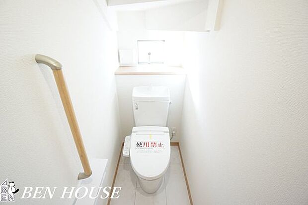 トイレ(同仕様参考写真)・温水洗浄便座を備えたトイレで、快適さと清潔さを両立。明るい色調の内装が清潔感を高め、リラックスできる時間を大切にします。