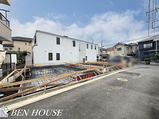 外観・周囲の景色と調和する落ち着いた佇まいの戸建。耐久性に配慮した素材選定とメンテナンスしやすい外構で、安心して長く暮らせる外観設計です。