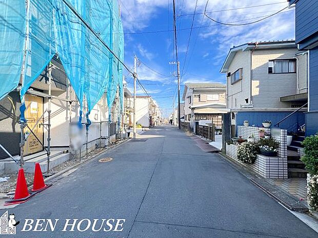 前面道路含む外観・静かな前面道路に面した閑静な住まい。周囲は低層住宅が中心で日当たりや風通しにも恵まれ、ゆったりとした日常が期待できます。