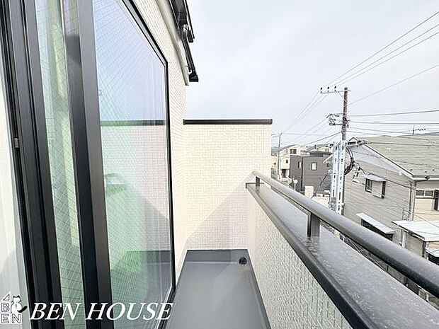 バルコニー・眺望を生かす配置のバルコニーは夕景や街の灯りを楽しめる特等席に。チェアを置いてゆったり過ごす時間が日常の楽しみになります。