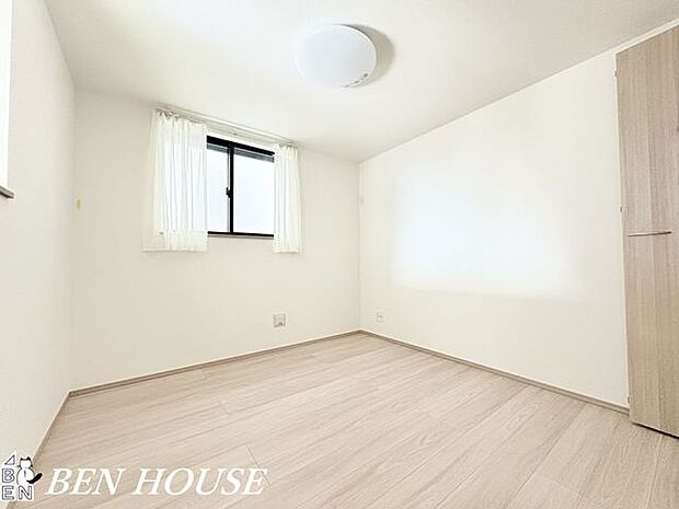 洋室・コンパクトながら動線が良く収納が工夫された洋室は、効率的なレイアウトで毎日の暮らしをすっきり整える設計です。