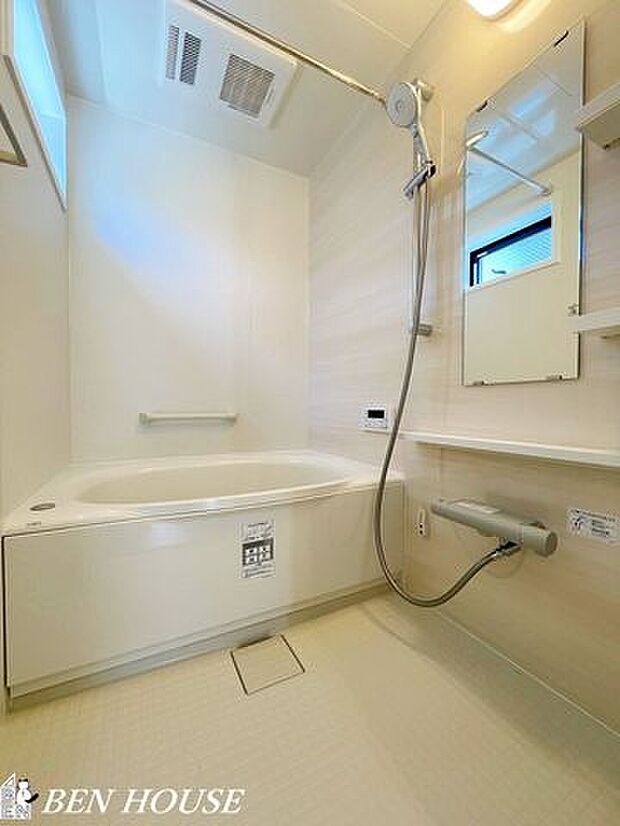 浴室（同仕様参考写真）・足を伸ばしてゆったりと入れる広々タイプのバスルーム。お子様との団らんの時間にもピッタリな空間です。