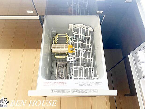 自動食器洗浄乾燥機(同仕様参考写真)・手洗いよりパワフル。高温でしつこい汚れもしっかり落とします。節水になる上、時間も有効活用できます。