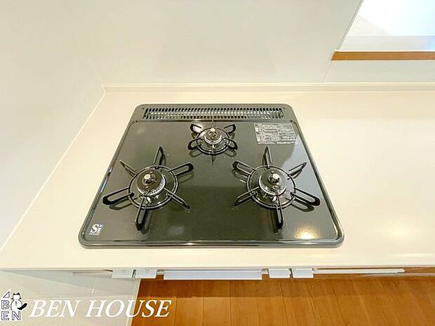 コンロ(同仕様参考写真)・コンパクトでも火力に優れた3口コンロを採用し、効率的な調理動線で忙しい朝夕も手早く準備できる暮らしやすさが魅力です。