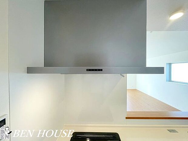 レンジフード(同仕様参考写真)・調理中の煙や油分、においを効率よく排出し、キッチンを清潔で快適な環境に保てます。