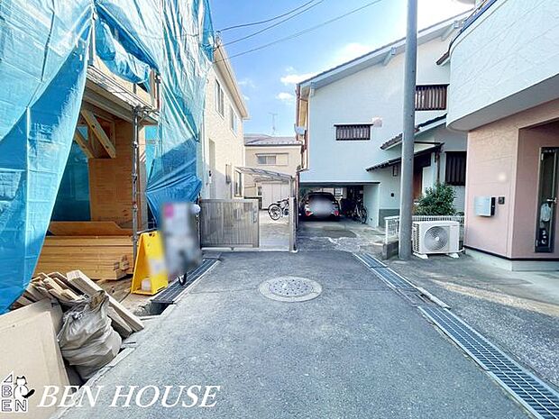 前面道路含む外観・周辺は落ち着いた雰囲気の住宅地です。小さなお子様がいるご家庭も安心です。