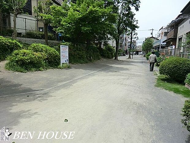 北谷町緑道 徒歩10分。天気のいい日はお弁当を持ってきて、ピクニック気分も楽しめます。 750m