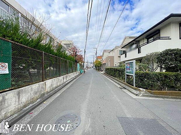 前面道路含む外観・現地周辺は落ち着いた雰囲気の住宅街。家族の帰宅時にも安心出来そうな空間です。