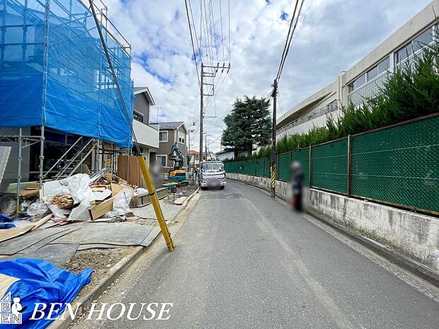 前面道路含む外観・見通しの良い前面道路。交通量が少ないので、車の出し入れもスムーズにできます。