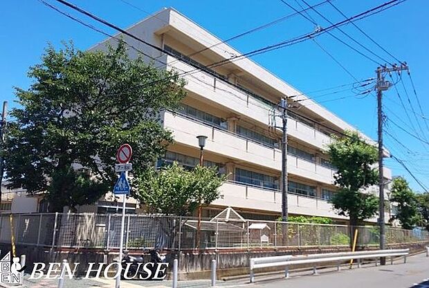 横浜市立磯子小学校 徒歩7分。教育施設が近くに整った、子育て世帯も安心の住環境です。 530m