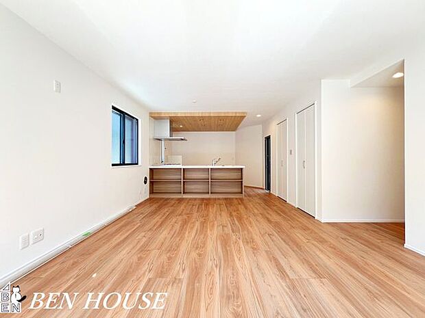 リビング・木のぬくもりを感じるナチュラルなリビング。素材感とやわらかな光が調和し、家族みんながリラックスできる穏やかな生活シーンを演出します。