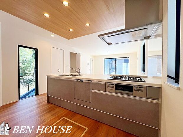 キッチン・キッチンは人気の対面式で、お料理中も室内が見渡せ、家族との会話も増えますね。また家事の時短にもなる食洗機付きです。