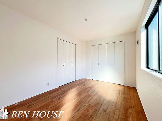 寝室・寝室は採光に配慮し、読書やリラックスタイムにもぴったりの落ち着いたプライベート空間です。